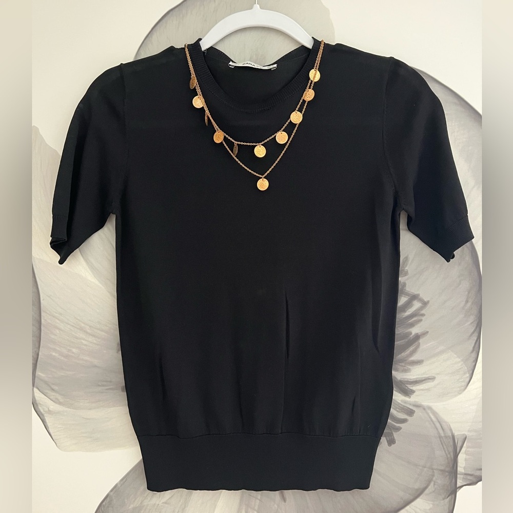ZARA KNIT black t-shirt with gold necklace in small